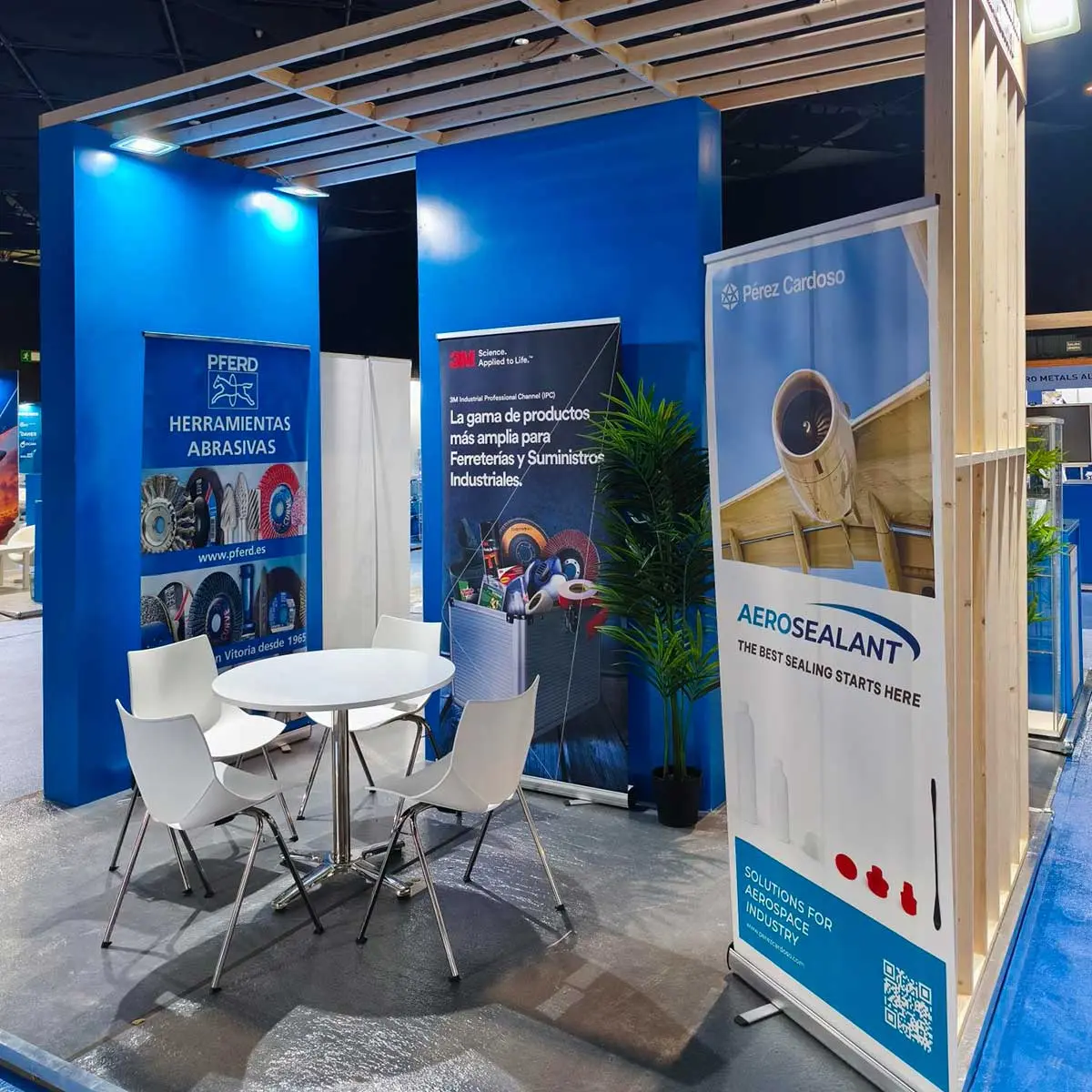 Equipo y stand de Pérez Cardoso en ADM Sevilla 2026 durante el encuentro internacional de la industria aeroespacial
